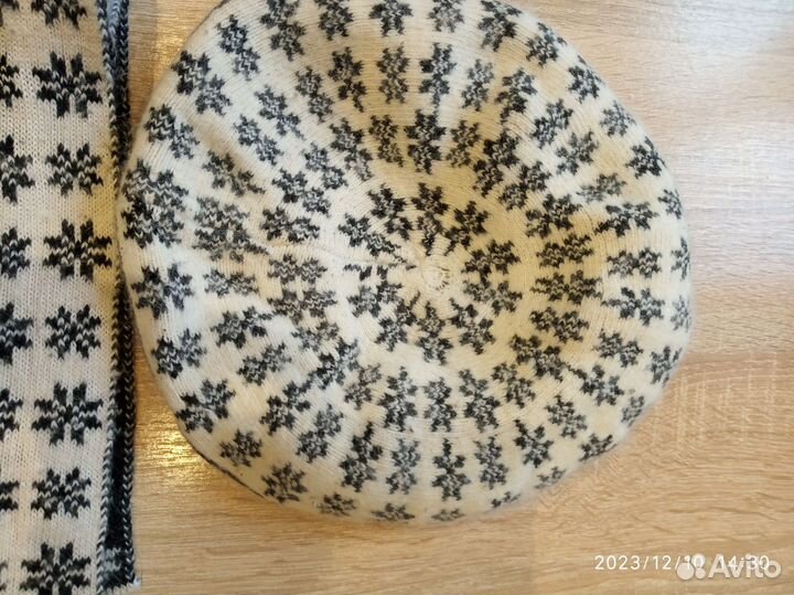 Женский берет с шарфом,второй в подарок