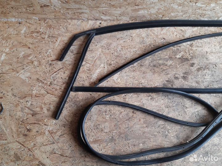 Уплотнитель стекла двери передней левой фордфокус2