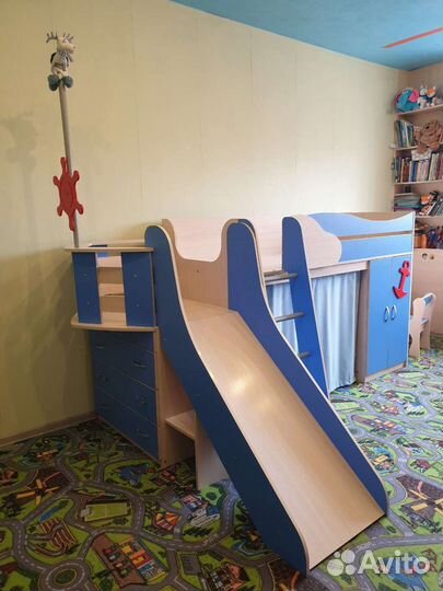 Кровать-чердак и столик со стульчиком