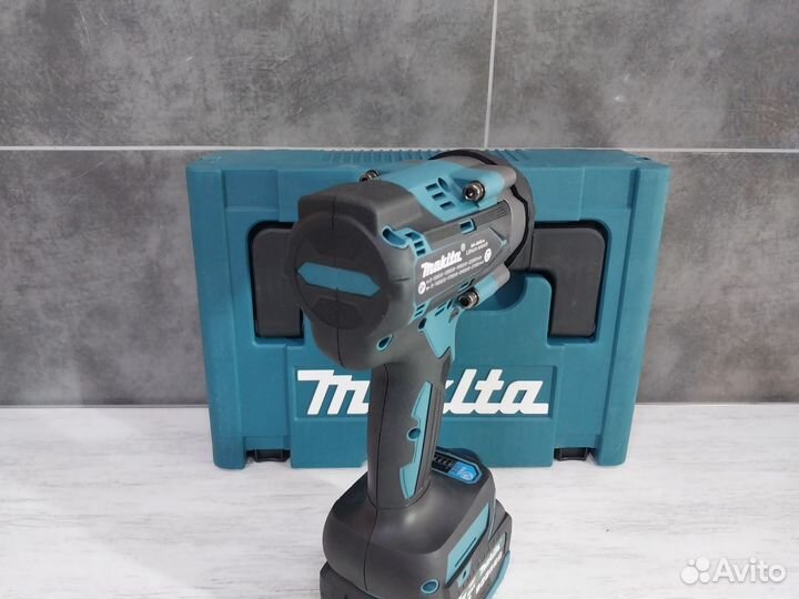 Аккумуляторный бесщеточный гайковерт Makita 800N.m