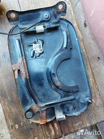 Лючок бензобака Лада Приора