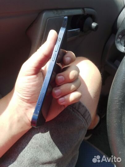 Телефон iPhone 12