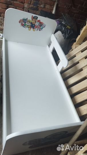 Детская кровать и детский самокат