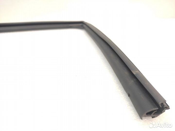 Уплотнитель стекла двери передний левый Mitsubishi