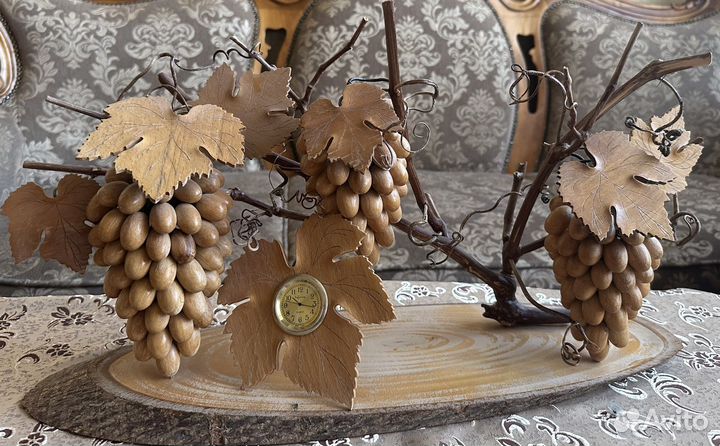 Виноградная лоза из дерева с часами