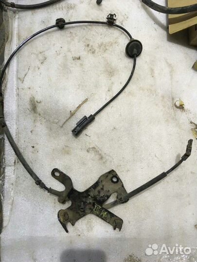 Датчик ABS задний левый митсубиси аутлендер 3