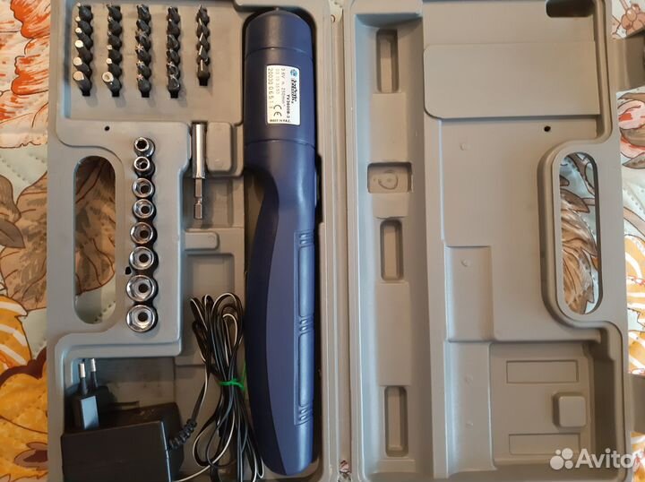 Аккомуляторная отвертка с битами и головками