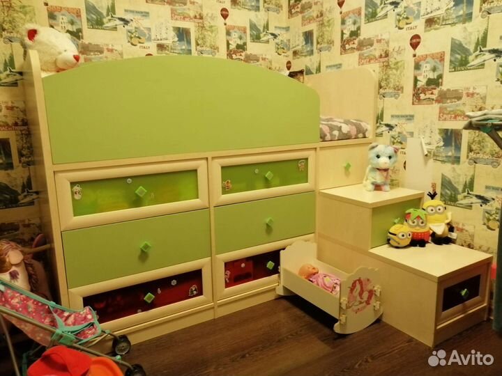 Детская кровать и шкаф