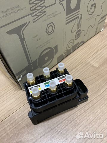 Блок клапанов пневмоподвески на Mercedes C218