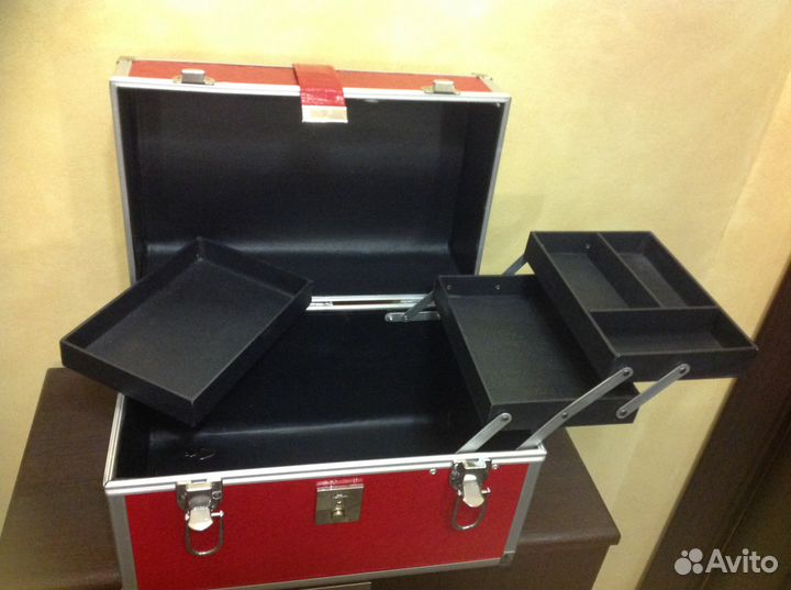 Чемодан для косметики (визажиста)