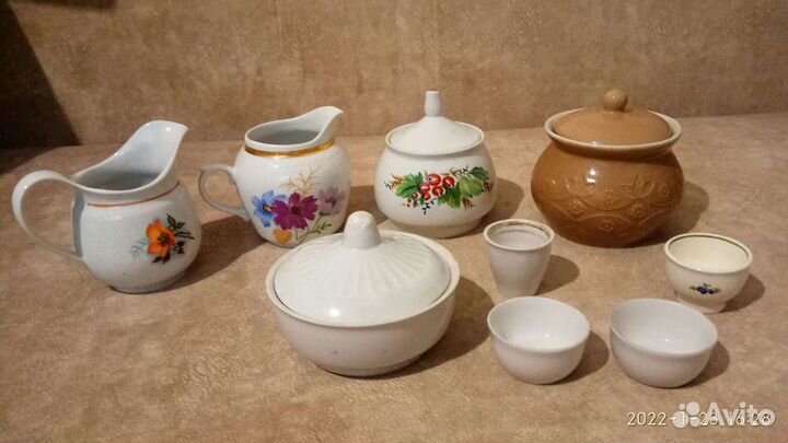 Посуда чашки, тарелки, сахарницы, молочники