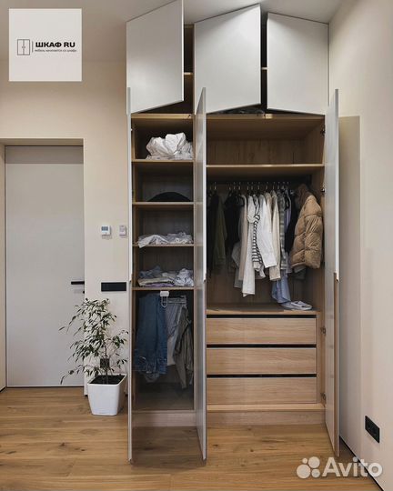 Шкаф распашной с полками