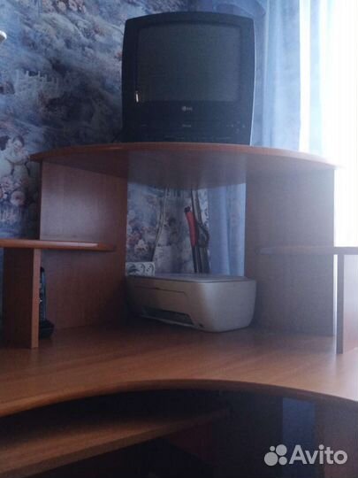 Компьюторный стол и телевизор