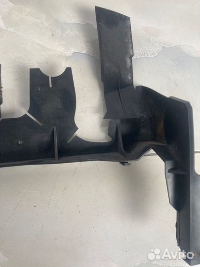 Дефлектор радиатора передний левый Skoda Octavia