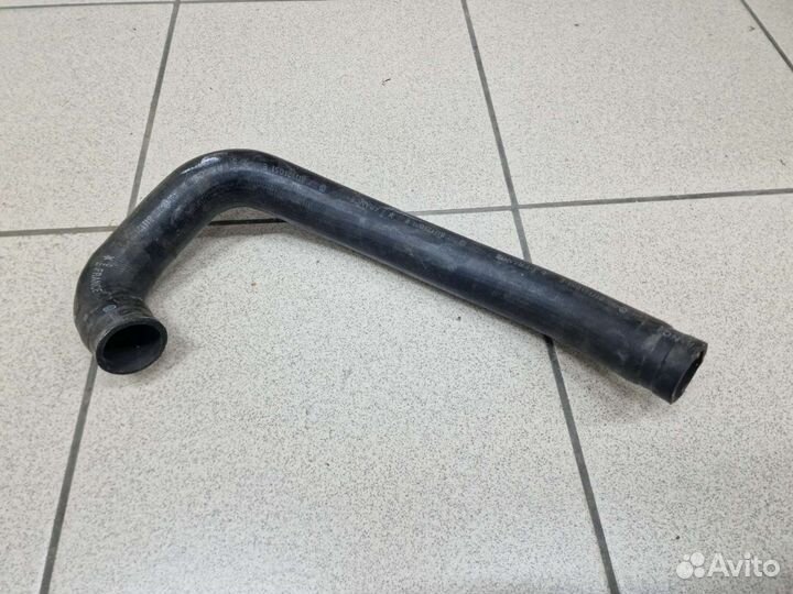 Патрубок радиатора нижний 811121051E Audi 80 B2