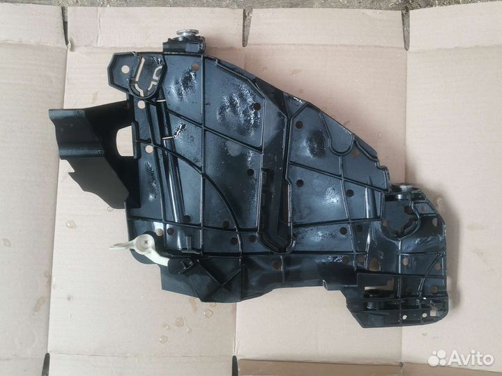 Кронштейн фары правый Volkswagen Touareg