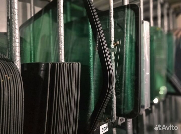 JCB 4CX Стекло дверное правое