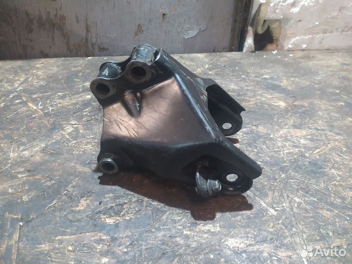 Кронштейн опоры двигателя Mazda 626 GE (1991—1997)