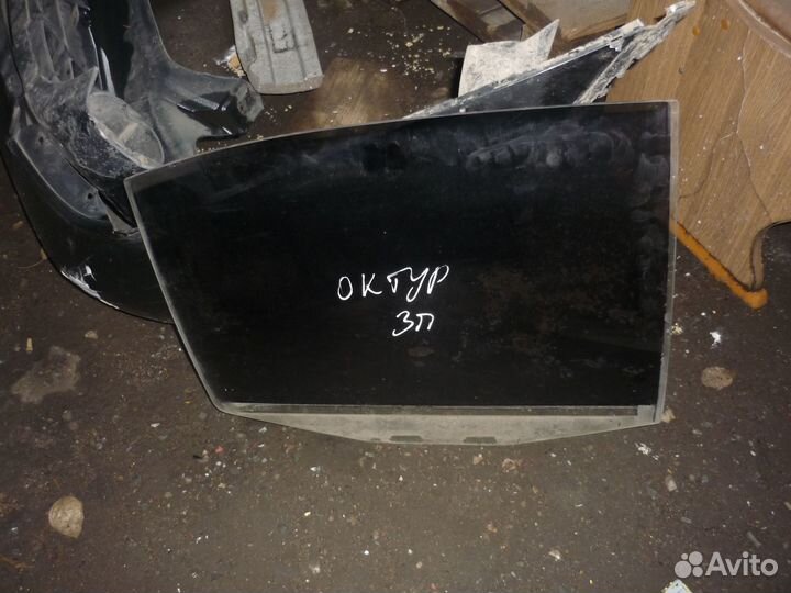 Стекло двери заднее правое Шкода Октавия Тур