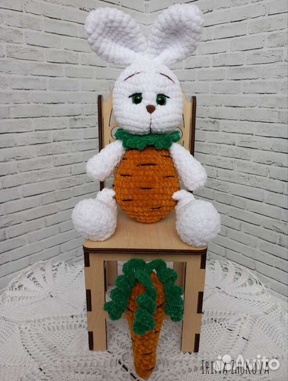 Вязаная игрушка зайчик морковка. Белый зайчик