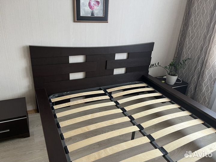 Кровать двухспальная,тумбочки, туалетный столик