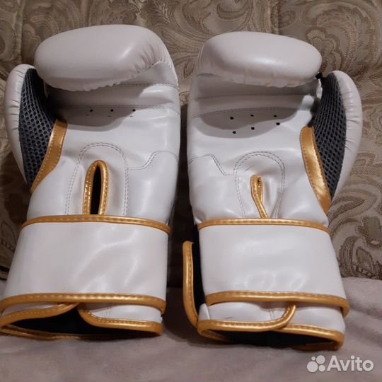 Боксерские перчатки Reebok 12 oz