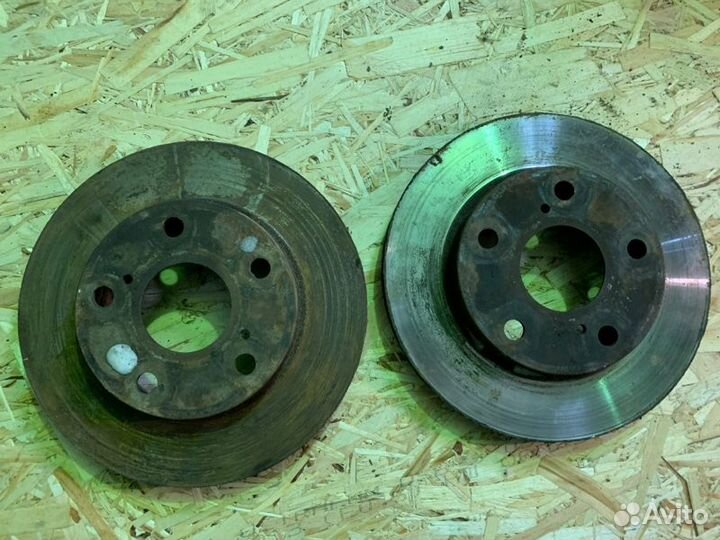 Тормозные диски левый правый переднее Toyota Camry