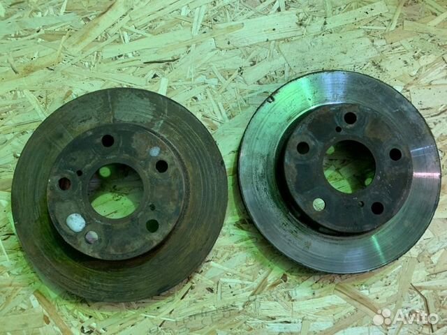 Тормозные диски левый правый переднее Toyota Camry
