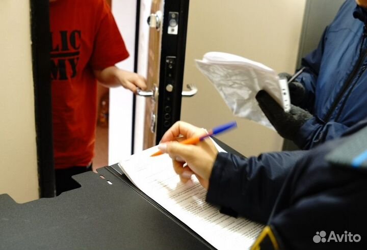 Работа утром и вечером.Сотрудник банка на территор