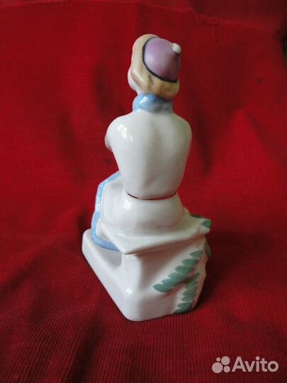 Статуэтка. Фарфор СССР. зхк.Полонне Конькобежка