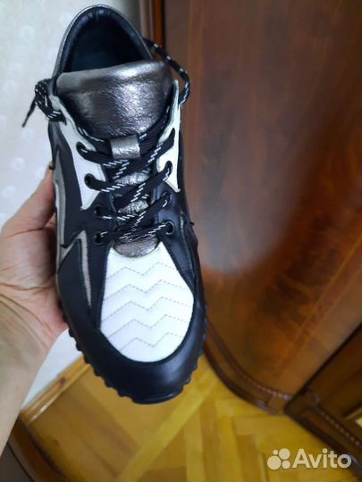 Кроссовки женские