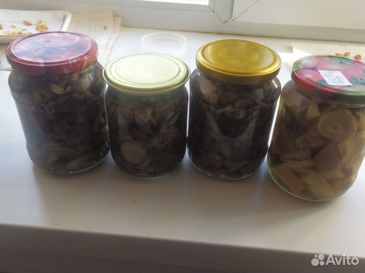 Грибы опята маринованные, грузди