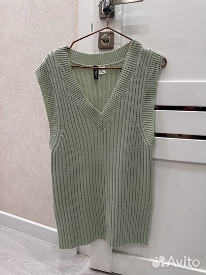 Жилетка женская вязаная