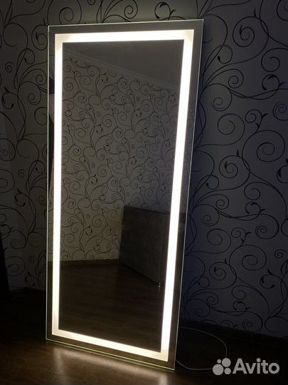 Гримерное зеркало с подсветкой