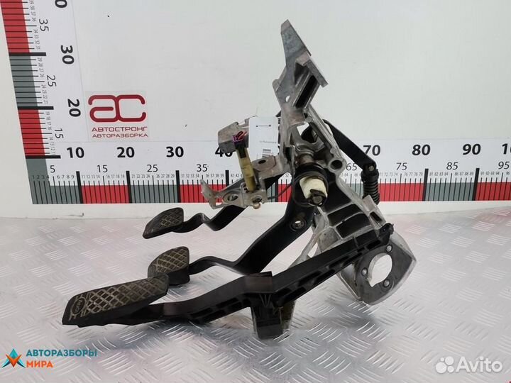 Педаль Audi 80 8A/B3 1990 8A1721115