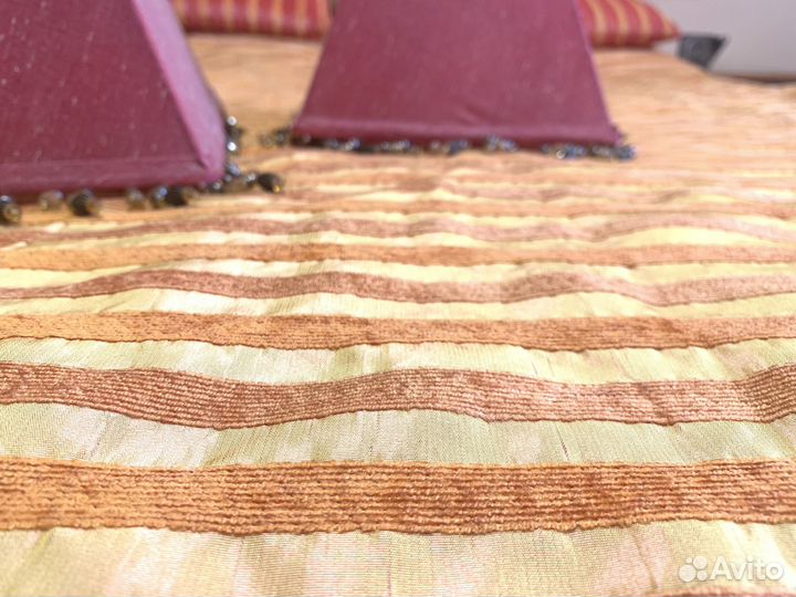 Комплект покрывало, декоративные прдушуи, шторы