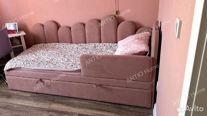 Детская кровать со спинкой