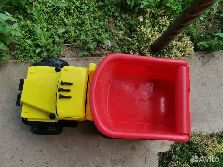 Игрушечная машина