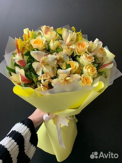 Кустовые розы, альстромерия, букет из роз
