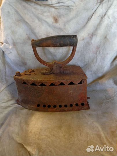 Старый утюг чугунный