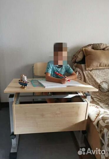 Детский письменный стол и стул