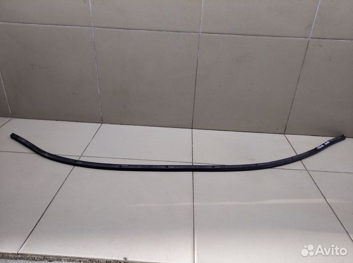 Уплотнитель капота Hi Lux 2015