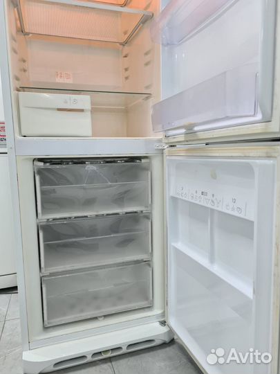 Холодильник Ariston MBA 3811