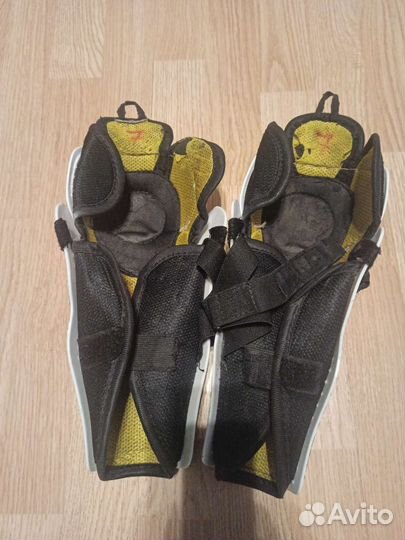 Хоккейные вещи:шорты, нагрудник, коньки, клюшка