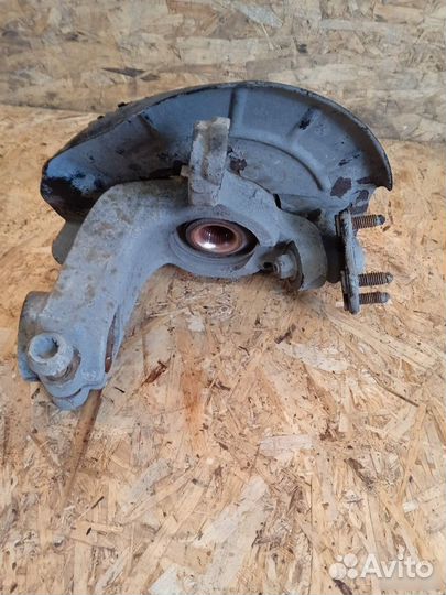 Кулак передний правый volkswagen polo 2011