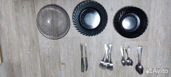 Набор тарелок и столовых приборов