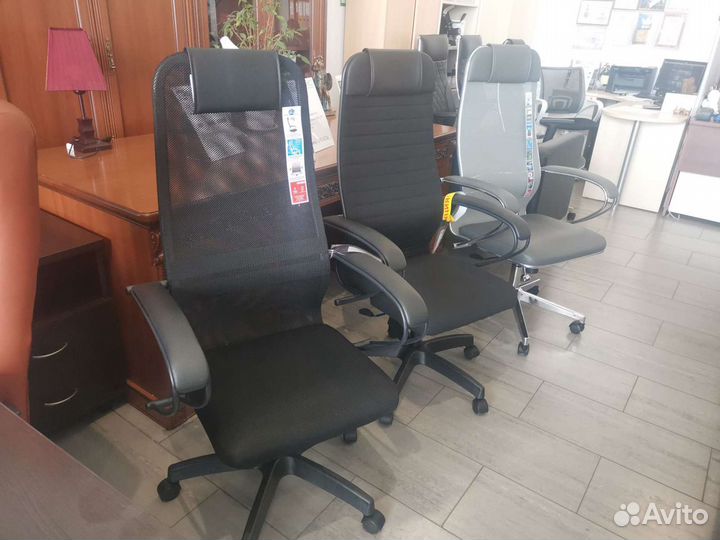 Компьютерное офисное кресло с высокой спинкой