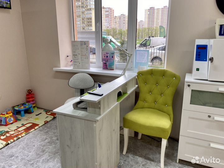 Маникюрный пылесос, стол, педикюрное кресло