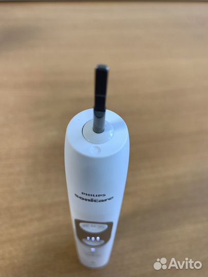 Электрическая звуковая зубная щетка Philips HX6877