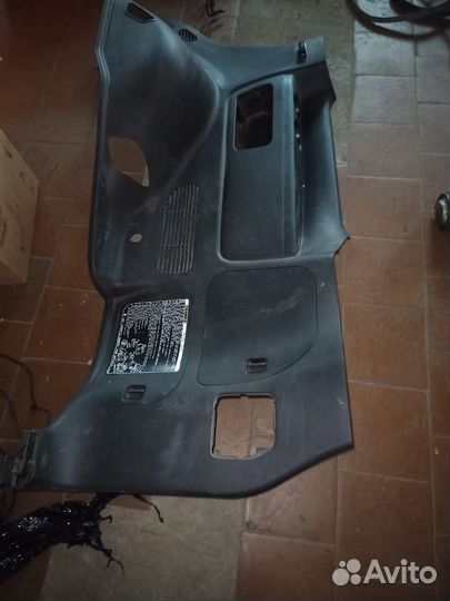 Облицовка багажника правая Toyota Land Cr 200